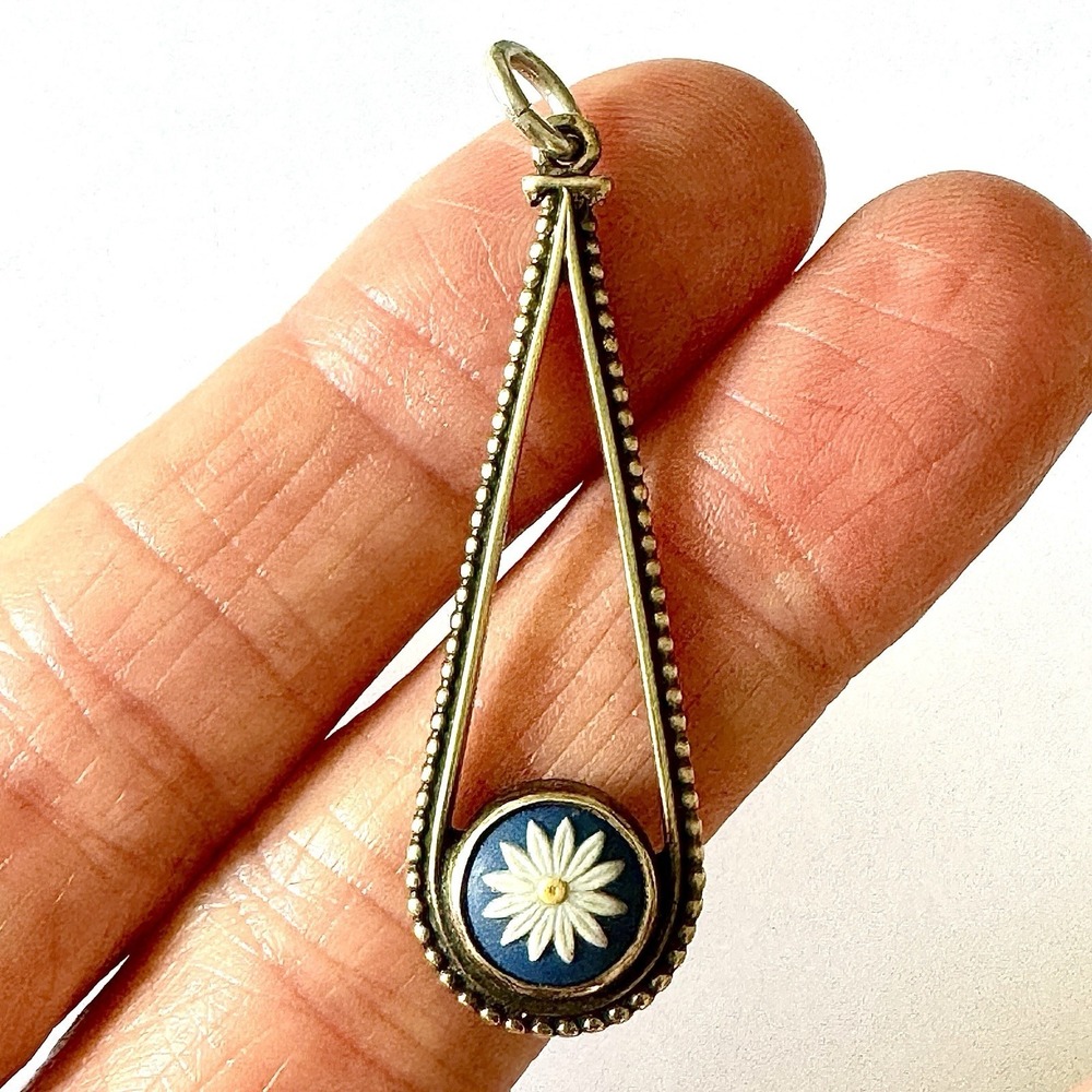 VTG Wedgewood Daisy Pendant Jasperware Blue 925 Sterling White Yellow TriColour